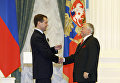 2 ноября 2009 г. Президент РФ Дмитрий Медведев награждает орденом За заслуги перед Отечеством IV степени артиста Московского театра миниатюр Романа Карцева (Каца) 2 ноября 2009 г. Президент РФ Дмитрий Медведев награждает орденом За заслуги перед Отечеством IV степени артиста Московского театра миниатюр Романа Карцева (Каца)