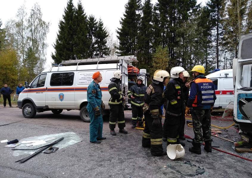 Сотрудники МЧС на месте ДТП в Тверской области. 5 октября 2018