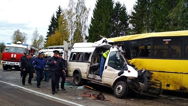 На месте ДТП с участием рейсового автобуса и маршрутного микроавтобуса в Тверской области