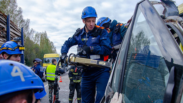 На месте ДТП с участием рейсового автобуса и маршрутного микроавтобуса в Тверской области