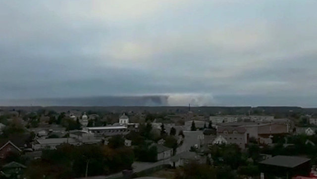 Дым от взрывов на складе с боеприпасами в районе населенного пункта Ичня Черниговской области, Украина. 9 октября 2018 (скриншот видео)