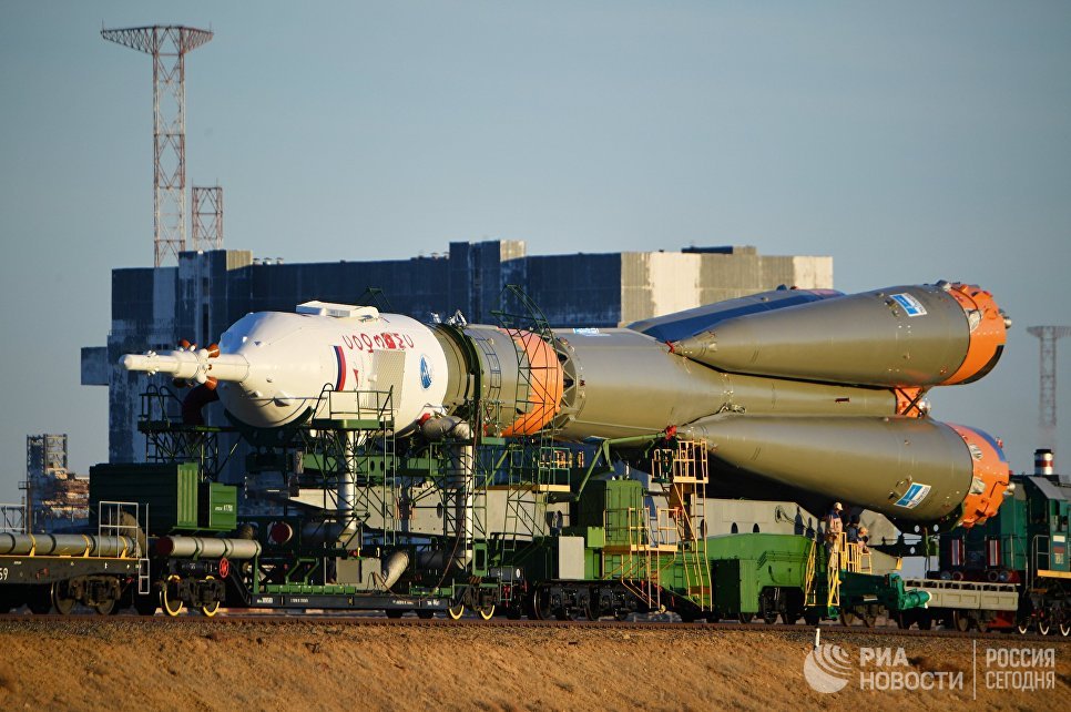 Вывоз ракеты-носителя Союз-ФГ с пилотируемым кораблем Союз МС-10 на стартовый стол первой Гагаринской стартовой площадки космодрома Байконур. 9 октября 2018 Вывоз ракеты-носителя Союз-ФГ с пилотируемым кораблем Союз МС-10 на стартовый стол первой Гагаринской стартовой площадки космодрома Байконур. 9 октября 2018