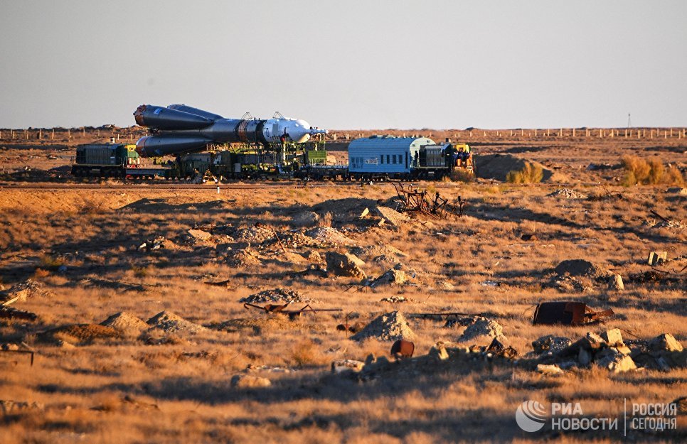 Вывоз ракеты-носителя Союз-ФГ с пилотируемым кораблем Союз МС-10 на стартовый стол первой Гагаринской стартовой площадки космодрома Байконур Вывоз ракеты-носителя Союз-ФГ с пилотируемым кораблем Союз МС-10 на стартовый стол первой Гагаринской стартовой площадки космодрома Байконур