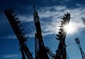 Установка ракеты-носителя Союз-ФГ с пилотируемым кораблем Союз МС-10 на стартовый стол первой Гагаринской стартовой площадки космодрома Байконур Установка ракеты-носителя Союз-ФГ с пилотируемым кораблем Союз МС-10 на стартовый стол первой Гагаринской стартовой площадки космодрома Байконур