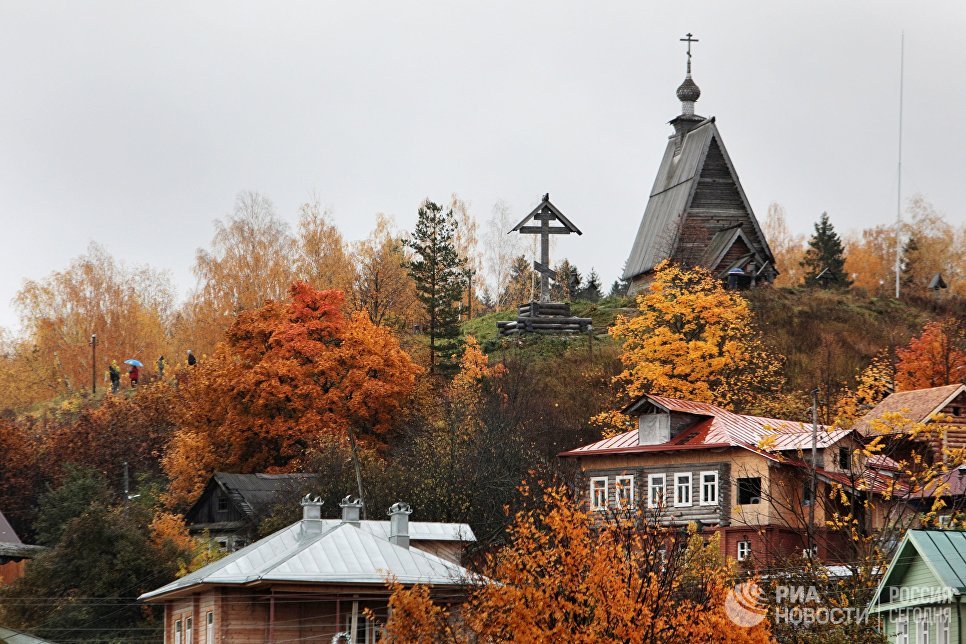 Осень в городе Плес. На дальнем плане справа деревянная Воскресенская церковь.