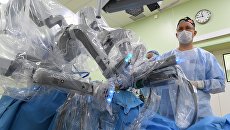 Врачи проводят операцию в отделении роботической хирургии системы Да Винчи в операционном блоке клиники урологии МГМУ имени И. М. Сеченова Врачи проводят операцию в отделении роботической хирургии системы Да Винчи в операционном блоке клиники урологии МГМУ имени И. М. Сеченова