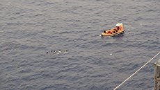 Моряки транспортного судна ВМС США Wally Schirra во время спасения группы филиппинских рыбаков в Южно-Китайском море Моряки транспортного судна ВМС США Wally Schirra во время спасения группы филиппинских рыбаков в Южно-Китайском море