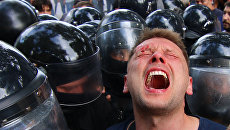 Столкновения полиции и протестующих у здания мэрии Одессы. Архивное фото Столкновения полиции и протестующих у здания мэрии Одессы. Архивное фото