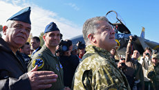 Командующий ВВС Украины Сергей Дроздов и президент Украины Петр Порошенко во время посещения учений Чистое небо-2018 в Хмельницкой области. 11 октября 2018 Командующий ВВС Украины Сергей Дроздов и президент Украины Петр Порошенко во время посещения учений Чистое небо-2018 в Хмельницкой области. 11 октября 2018