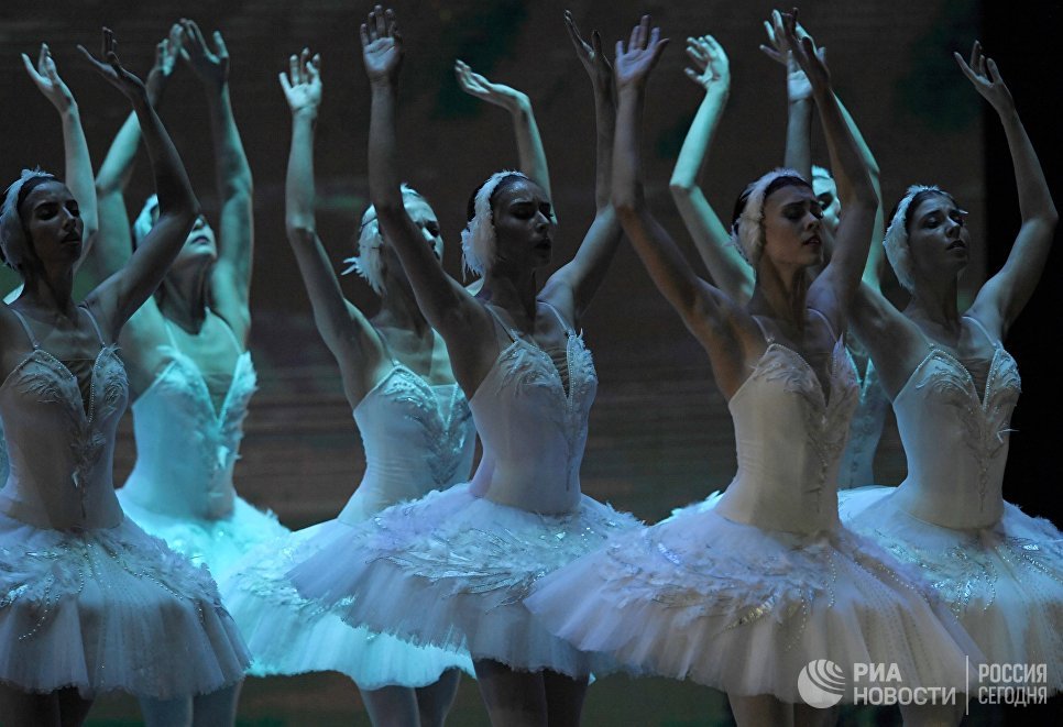 Участницы концерта Kremlin Gala Звезды балета XXI века на сцене Государственного Кремлевского дворца Участницы концерта Kremlin Gala Звезды балета XXI века на сцене Государственного Кремлевского дворца