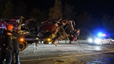 Сотрудники ДПС и спасатели на месте столкновения автобуса с фурой в Чувашии. 12 октября 2018 Сотрудники ДПС и спасатели на месте столкновения автобуса с фурой в Чувашии. 12 октября 2018
