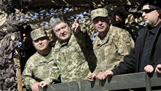 президент Украины Петр Порошенко во время учений Вооруженных сил Украины на побережье Азовского моря. 12 октября 2018 президент Украины Петр Порошенко во время учений Вооруженных сил Украины на побережье Азовского моря. 12 октября 2018