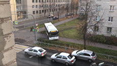 Рейсовый автобус разъезжает по тротуарам в городе Ломосов в Петродворцовом районе, Санкт-Петербург Рейсовый автобус разъезжает по тротуарам в городе Ломосов в Петродворцовом районе, Санкт-Петербург