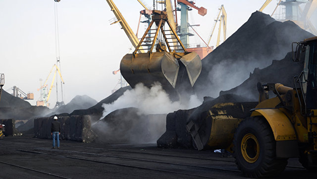 Разгрузка угля в порту Одессы
