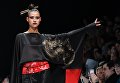 Модель демонстрирует одежду из новой коллекции дизайнера Елены Супрун в рамках Mercedes-Benz Fashion Week Russia Модель демонстрирует одежду из новой коллекции дизайнера Елены Супрун в рамках Mercedes-Benz Fashion Week Russia