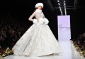 Модель демонстрирует коллекцию одежды Speranza Couture by Nadezda Yusupova в центральном выставочном зале Манеж в рамках Mercedes-Benz Fashion Week Russia Модель демонстрирует коллекцию одежды Speranza Couture by Nadezda Yusupova в центральном выставочном зале Манеж в рамках Mercedes-Benz Fashion Week Russia