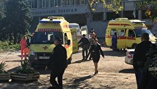 У Политехнического колледжа в Керчи, в котором произошел взрыв У Политехнического колледжа в Керчи, в котором произошел взрыв