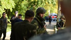 Военнослужащие у Политехнического колледжа в Керчи, в котором произошел взрыв Военнослужащие у Политехнического колледжа в Керчи, в котором произошел взрыв