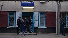 Сотрудники правоохранительных органов у входа в Керченскую городскую больницу №1. В Керченском политехническом колледже произошли взрыв и стрельба Сотрудники правоохранительных органов у входа в Керченскую городскую больницу №1. В Керченском политехническом колледже произошли взрыв и стрельба