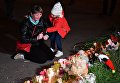 Женщина у народного мемориала на улице в Керчи, где в Керченском политехническом колледже произошли взрыв и стрельба Женщина у народного мемориала на улице в Керчи, где в Керченском политехническом колледже произошли взрыв и стрельба