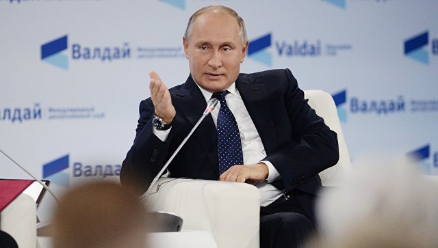 Россия будет двигаться в направлении дедолларизации экономики, заявил Путин 