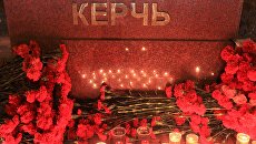 Цветы и свечи в память о погибших при нападении на керченский колледж у мемориала, посвященного городу-герою Керчи, в Парке победы в Пятигорске Цветы и свечи в память о погибших при нападении на керченский колледж у мемориала, посвященного городу-герою Керчи, в Парке победы в Пятигорске