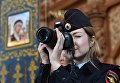 Сотрудник полиции фотографирует во время Божественной литургии в кафедральном соборе Успения Пресвятой Богородицы в Астрахане Сотрудник полиции фотографирует во время Божественной литургии в кафедральном соборе Успения Пресвятой Богородицы в Астрахане