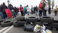 Жители многоэтажки в Киеве перекрыли проезд на Харьковском шоссе. 31 октября 2018 Жители многоэтажки в Киеве перекрыли проезд на Харьковском шоссе. 31 октября 2018