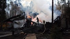 Сотрудники МЧС во время ликвидации пожара на базе отдыха под Нижним Новгородом. Архивное фото Сотрудники МЧС во время ликвидации пожара на базе отдыха под Нижним Новгородом. Архивное фото