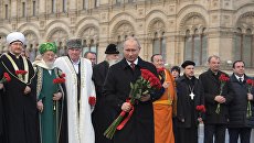 Президент РФ Владимир Путин на церемонии возложения цветов к памятнику Кузьме Минину и Дмитрию Пожарскому. 4 ноября 2018 Президент РФ Владимир Путин на церемонии возложения цветов к памятнику Кузьме Минину и Дмитрию Пожарскому. 4 ноября 2018