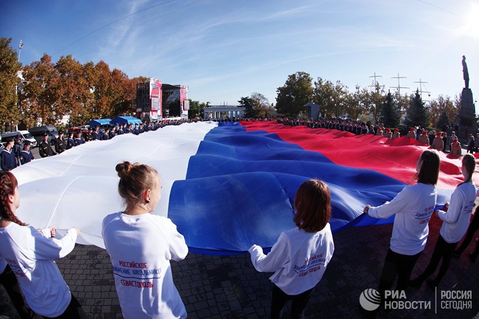 Участники акции Флаг моего государства, посвященного Дню народного единства в Севастополе Участники акции Флаг моего государства, посвященного Дню народного единства в Севастополе