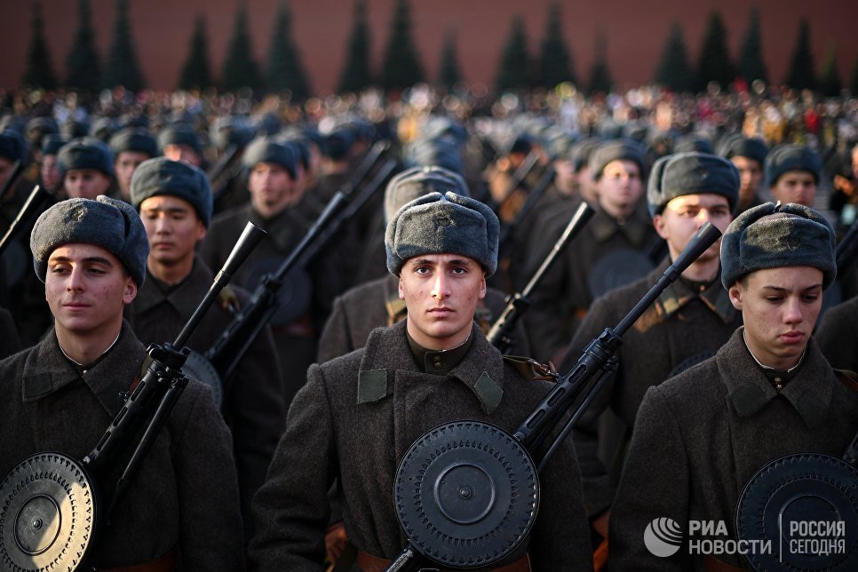Участники марша, посвященного 77-летию военного парада 1941 года, на Красной площади в Москве Участники марша, посвященного 77-летию военного парада 1941 года, на Красной площади в Москве