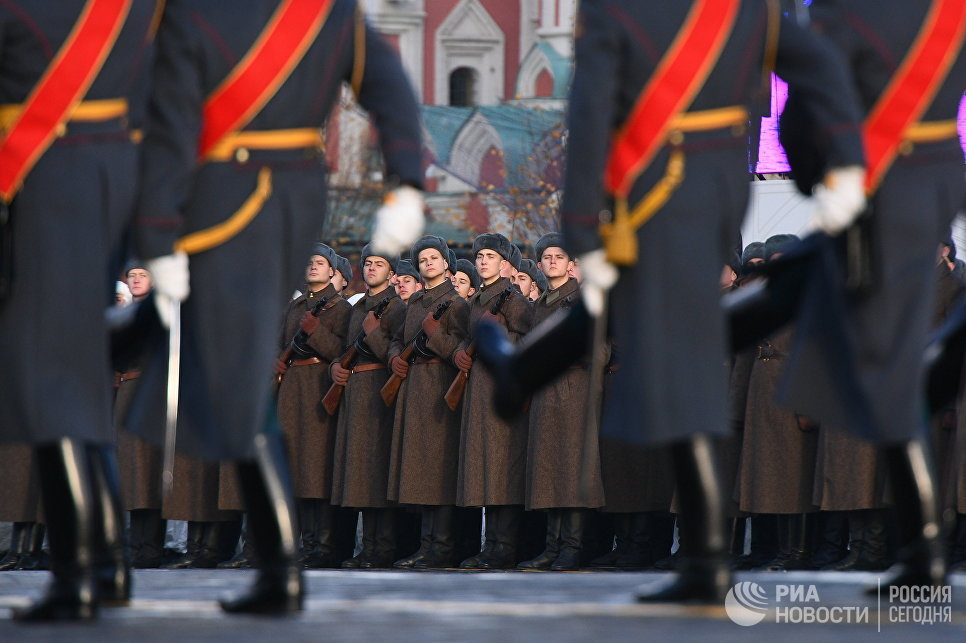 Участники марша, посвященного 77-летию военного парада 1941 года, на Красной площади в Москве Участники марша, посвященного 77-летию военного парада 1941 года, на Красной площади в Москве