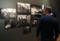 Посетитель на открытии выставки победителей IV международного конкурса фотожурналистики имени Андрея Стенина в Москве Посетитель на открытии выставки победителей IV международного конкурса фотожурналистики имени Андрея Стенина в Москве