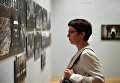 Посетительница на открытии выставки победителей IV международного конкурса фотожурналистики имени Андрея Стенина в Москве Посетительница на открытии выставки победителей IV международного конкурса фотожурналистики имени Андрея Стенина в Москве