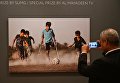 Посетитель на открытии выставки победителей IV международного конкурса фотожурналистики имени Андрея Стенина в Москве Посетитель на открытии выставки победителей IV международного конкурса фотожурналистики имени Андрея Стенина в Москве