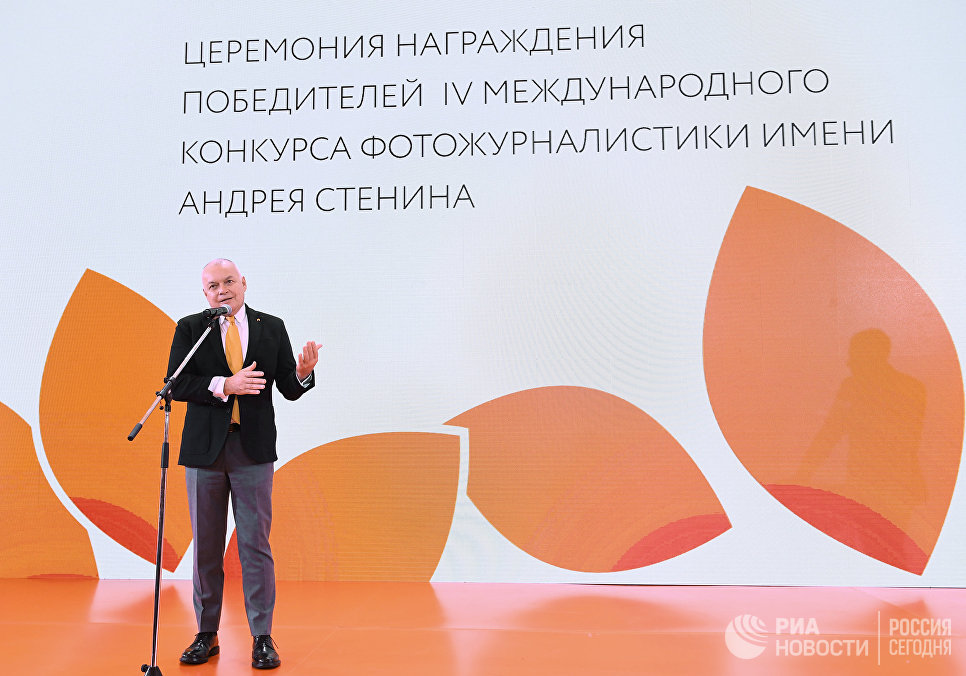 Генеральный директор МИА «Россия сегодня» Дмитрий Киселев на торжественной церемонии награждения победителей IV международного конкурса фотожурналистики имени Андрея Стенина в Москве Генеральный директор МИА «Россия сегодня» Дмитрий Киселев на торжественной церемонии награждения победителей IV международного конкурса фотожурналистики имени Андрея Стенина в Москве