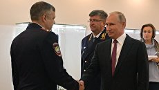 Президент РФ Владимир Путин во время посещения Московского университета МВД России имени В. Я. Кикотя. 10 ноября 2018 Президент РФ Владимир Путин во время посещения Московского университета МВД России имени В. Я. Кикотя. 10 ноября 2018