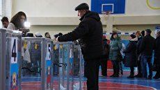 На одном из избирательных участков в Луганске в день выборов главы и депутатов Народного совета Луганской народной республики (ЛНР). Архивное фото На одном из избирательных участков в Луганске в день выборов главы и депутатов Народного совета Луганской народной республики (ЛНР). Архивное фото