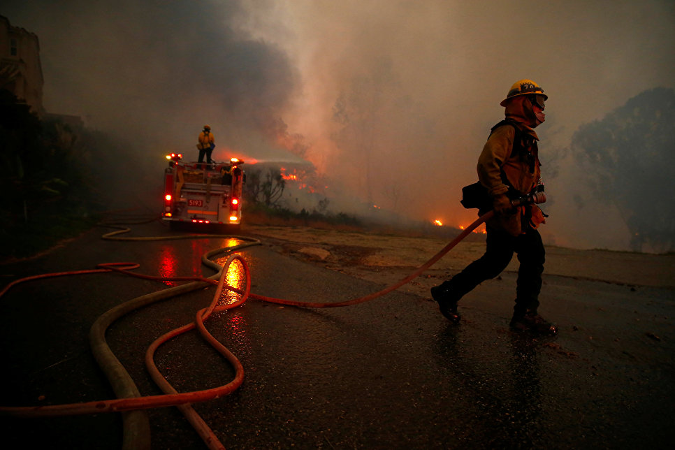 Пожарные во время тушения лесных пожаров в Калифорнии, США