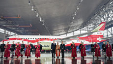 Самолет Airbus A220-300, выкрашенный с цвета Латвийского флага в честь столетия столетия Латвии Самолет Airbus A220-300, выкрашенный с цвета Латвийского флага в честь столетия столетия Латвии