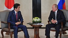 Президент РФ Владимир Путин и премьер-министр Японии Синдзо Абэ во время встречи в Сингапуре. 14 ноября 2018 Президент РФ Владимир Путин и премьер-министр Японии Синдзо Абэ во время встречи в Сингапуре. 14 ноября 2018