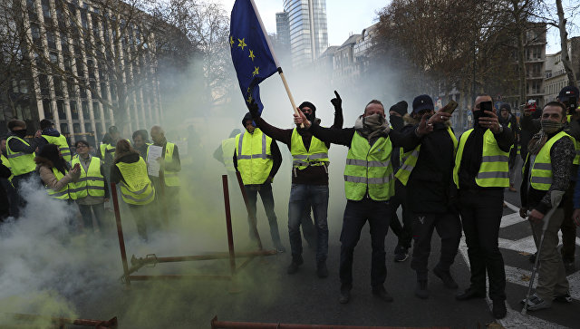 Участники акции протеста против роста цен на бензин желтые жилеты в Брюсселе, Бельгия. 30 ноября 2018