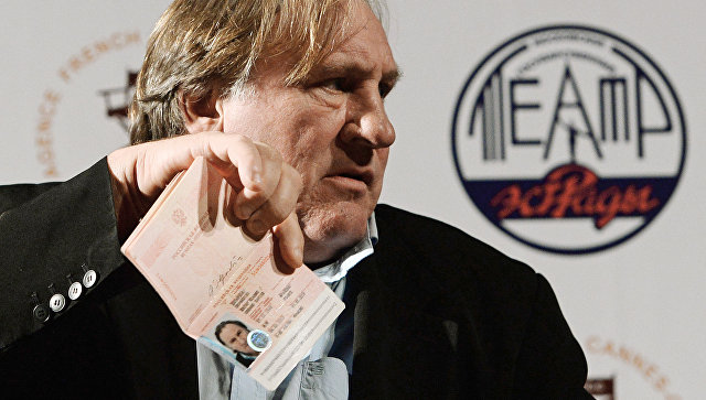 Актер Жерар Депардье демонстрирует паспорт гражданина Российской Федерации. Архивное фото