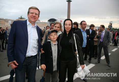 Гости перед концертом на Дворцовой площади в Санкт-Петербурге Гости перед концертом на Дворцовой площади в Санкт-Петербурге