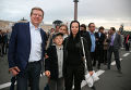 Гости перед концертом на Дворцовой площади в Санкт-Петербурге Гости перед концертом на Дворцовой площади в Санкт-Петербурге