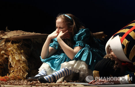Предпремьерный показ спектакля Алиса в Зазеркалье Предпремьерный показ спектакля Алиса в Зазеркалье