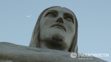 Статуя Христа, деталь. Луна. Статуя Христа, деталь. Луна.