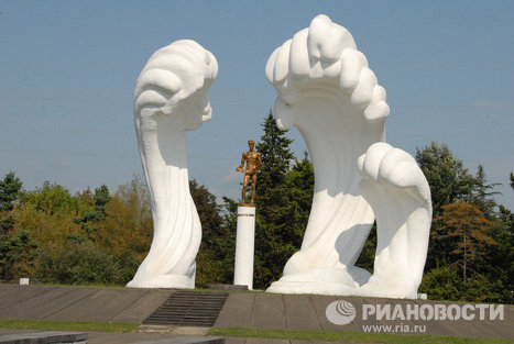 Памятник героям-морякам в городе Поти Памятник героям-морякам в городе Поти