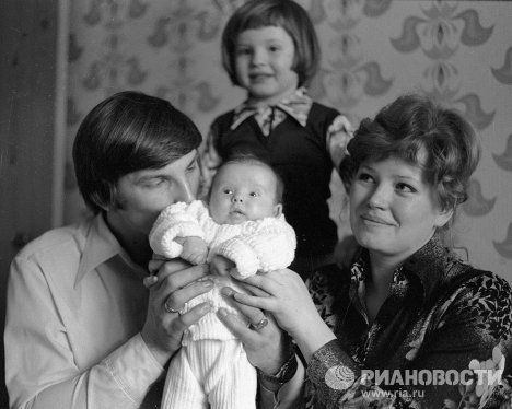 Хоккеист Владислав Третьяк с семьей Хоккеист Владислав Третьяк с семьей